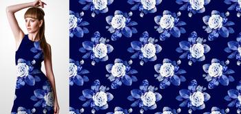 33143 Materiał ze wzorem malowane niebieskie kwiaty (róże) na ciemnym tle